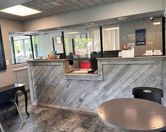 Travelodge by Wyndham Clarksville - Clarksville - Front desk