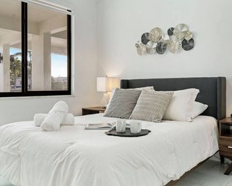 Fall Sale! 4br - Private Yard, Grill, Soaking Tub, Near Coral Gables & Mia Airport - Tamiami - Bedroom
