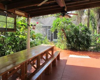 Charming Home on Oak lined street in Historic District - Bartow