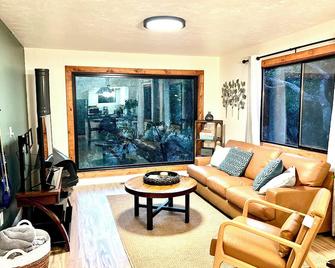 New, Relax in a private HotbTub with a beautiful deck surrounded by Nature. - Carmel Valley - Living room