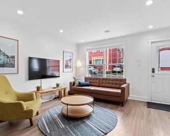 Wood House King Bd 2 Queens Fire Pit - St. John's - Living room