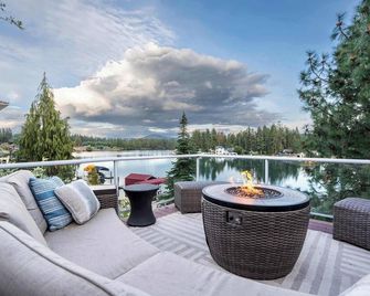 Elegant Waterfront Retreat - Huetter - Balcony