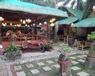 bahay kawayan backpackers inn - Coron - Patio