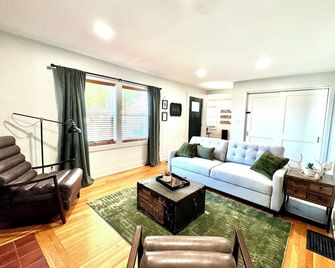 The Sweet Retreat Accessible Historic Ho - La Grange - Sala de estar