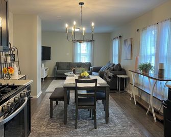 Irish Haven! Spacious 5-bedroom house with AC and WiFi! Walk to Notre Dame! - South Bend - Dining room