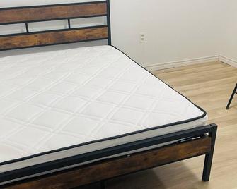 Private room in basement close to bus stop in North bay Only for girls - North Bay - Bedroom