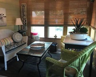The Gathering Place, rent the entire home - Erie - Living room