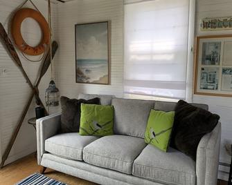 2 bedroom Cottage in Country Living MagazineBooking for 2022 NOW - Beach Haven - Wohnzimmer