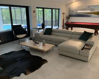 Private oceanfront oasis nestled in John Pennekamp state park - North Key Largo - Living room