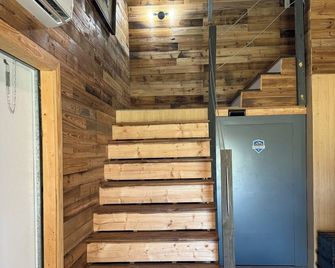 Charming and quiet 1-bedroom loft barndominium on 12 acres with RV hookups - Luverne - Stairs