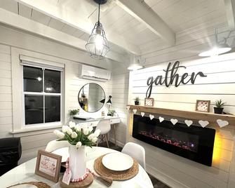 Modern Farmhouse w/hot tub - Brigus - Dining room
