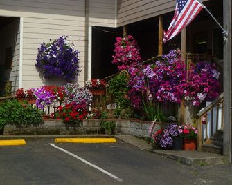 Tradewinds Motel - Rockaway Beach - Outdoor view