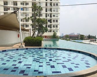 Comfort and Tidy 2BR at Cinere Bellevue Suites Apartment By Travelio - Depok - Svømmebasseng