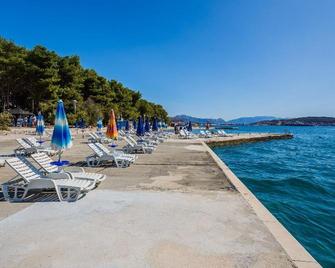 Hotel Medena Budget - Seget Donji - Strand