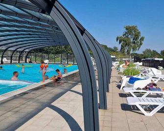 4 person holiday park home in Malling - Malling - Piscina