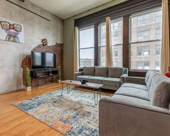 Refined Lifestyle at Bangor Downtown Penthouse - Bangor - Living room