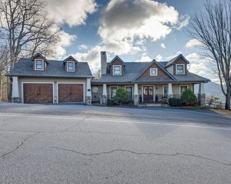 Mountain-View Georgia Cabin w/ 2 Decks - Dillard - Budova