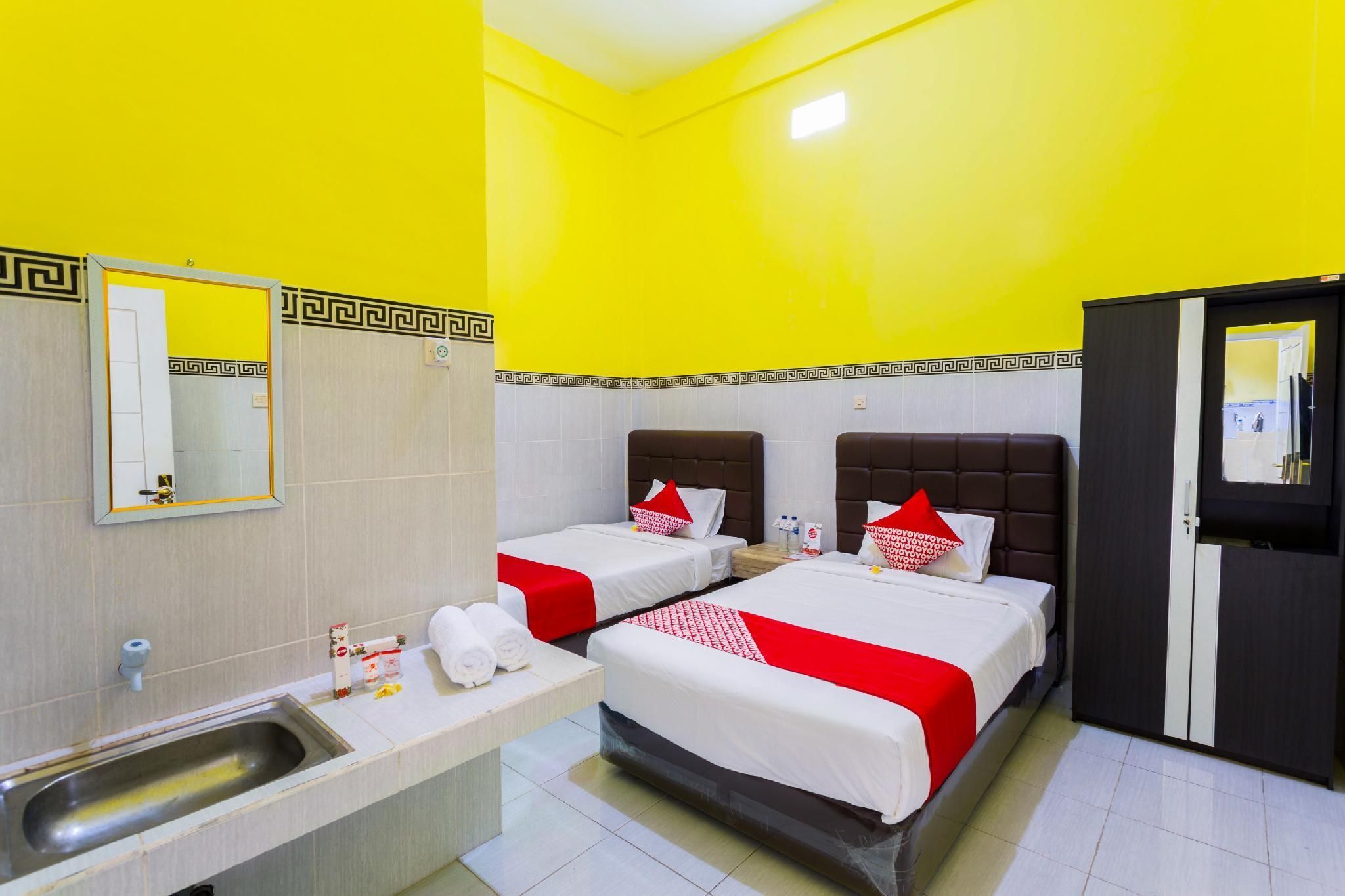 OYO 1427 Azzahra Guest House Syariah - מטראם - חדר שינה