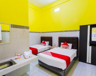 OYO 1427 Azzahra Guest House Syariah - Mataram - Phòng ngủ