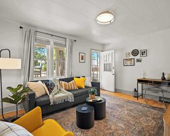 The Canary 2BR Gem in Downtown Drumheller - Drumheller - Obývací pokoj