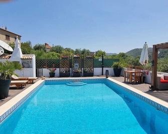 Quinta Do Gilphil Maison - Salir - Piscina