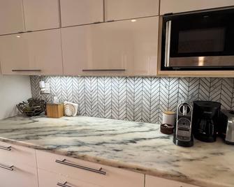 Modern Upper East Side Condo: Doorman, Valet, Private Security in Building - Nueva York - Cocina