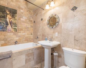 MainStreet Location| In the Heart of Ouray| Historic Studio Suite - Ouray - Bathroom