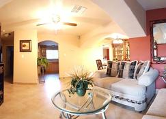 Beautiful Remodeled 5-Bedroom Home; 5 Min From Strip - Las Vegas - Living room