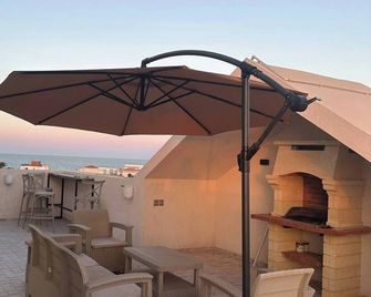 Luxury Rooftop Wifi, Ac, Outdoor Barbecue - Mahdia - Balkon