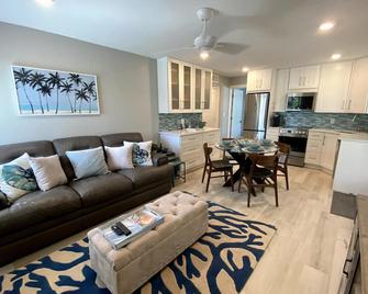 Beautiful, Perfect Location On 5th Avenue~1.5 Block From Beach, Dining, Shopping - Naples - Living room