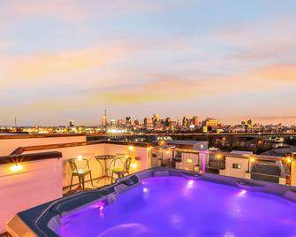 New Nash Eras - 15 Beds - Hot Tub On Rooftop Deck - Nashville - Pool