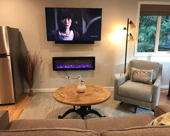Woodinville Wellington Creekside Studio - Woodinville - Living room