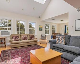 Enjoy Beach Plum House! Spacious 6bd Home - Near Ocean Beaches, Lots Of Privacy - Truro - Living room