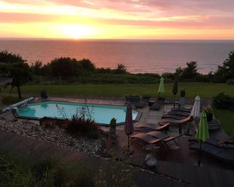 Annie's rooms - Le Pêcheur, swimming pool, tennis, beach - Villerville - Piscine
