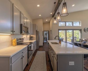 Idlewood Treehouse by Innsbrook Vacations! - Innsbrook - Kitchen