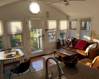 Free standing 1940s Artists Cottage East End near Commercial St. Parking! A/C! - Provincetown - Living room