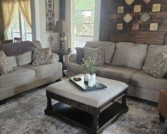 Mady's Happy Place is a charming 3 bedroom, 2 bath home near historic downtown - Brewton - Living room