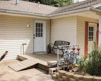 Cozy farmhouse get-away. Enjoy any season - Swim, Fish, Wine, Ski...Relax. - North East - Patio