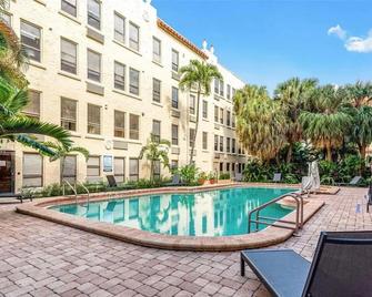 Designer Decorated Palm Beach Hotel New - Palm Beach - Zwembad