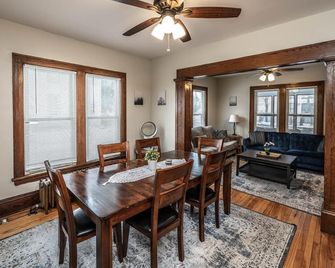 Cozy Apt. near DT/UofM/River/parks and lakes - 1 - Minneapolis - Dining room