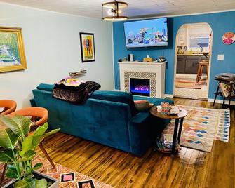 Boho-Chic Travel Pad - Unit 2 - Bloomington - Living room