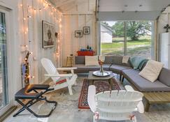 Coffeyville Countryside Studio with Fire Pit! - Coffeyville - Living room