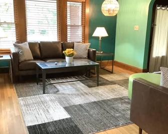 The House Hotels - Cohasset Lower - Lakewood - Living room