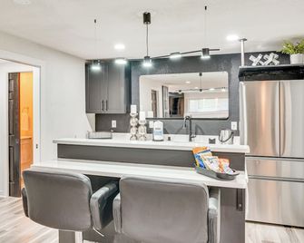 Luxury Prairie Retreat 5 Min from Madison! - Sun Prairie - Kitchen