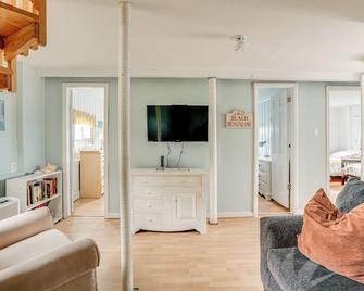 Rockport Cottage w/ Patio - Steps to Beach! - Rockport - Olohuone