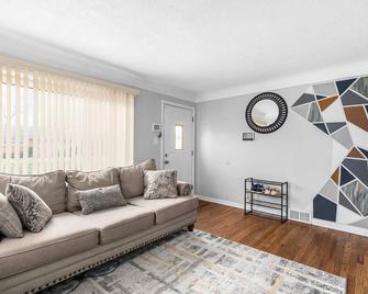 Home Away from Home - Eastpointe - Living room
