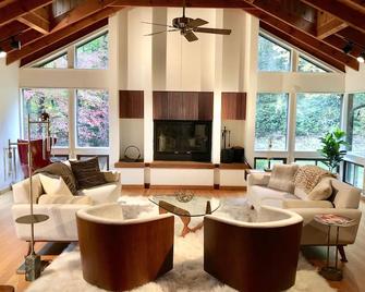 \'Frank Lloyd Wright\' Catskills Mountain Yoga-Spa Retreat on 15 Acres - Mount Tremper - Lobby