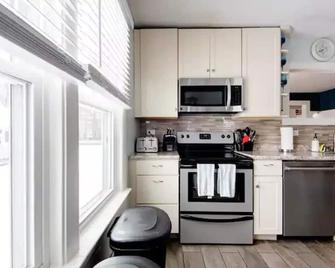 Adorable Beach House Across the Street From Beach! - Scarborough - Kitchen