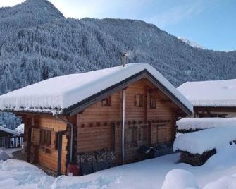 Chalet Bois Massif, 4 Bedrooms, Sleeps 10 - Villard-sur-Doron - Building