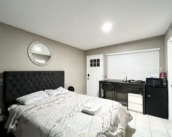Modern 1 Bedroom Home w/shower jets - Carson